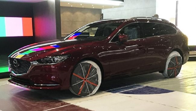 Mazda6 снята фотошпионами прямо на стенде в Женеве 1