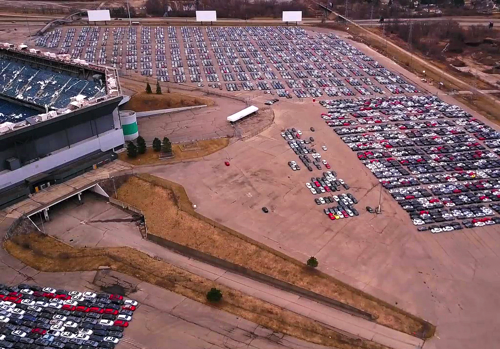 Volkswagen намерен распродать свои автомобили с американских «кладбищ» "Кладбище Volkswagen" возле стадиона "Сильвердоум" в Мичигане