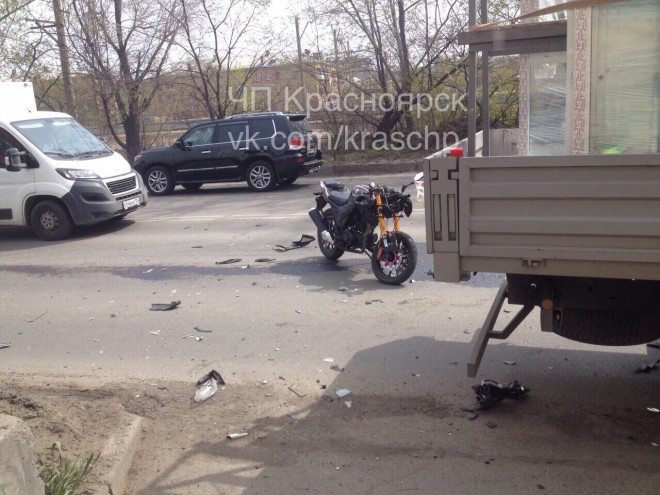 В Красноярске в ДТП с грузовиком погиб мотоциклист В Красноярске в ДТП с грузовиком погиб мотоциклист (2)