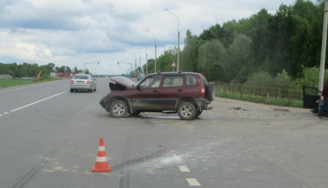 Четыре человека пострадали в ДТП в Ярославской области Четыре человека пострадали в ДТП в Ярославской области