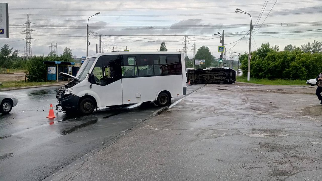 В Тольятти опрокинулась маршрутка с пассажирами (1)