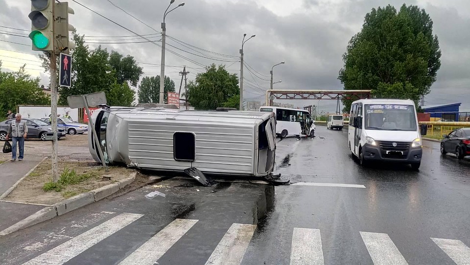 В Тольятти опрокинулась маршрутка с пассажирами (2)