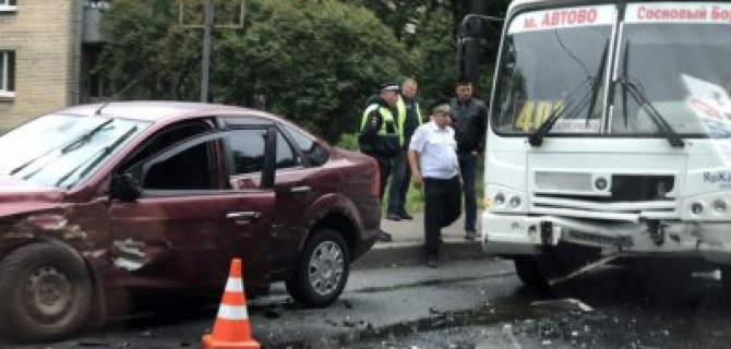 В ДТП в Стрельне попала беременная женщина