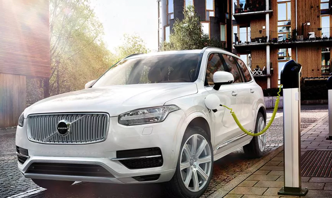 Volvo XC90 T8 Twin Engine на подзарядке от электросети