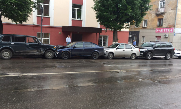 В центре Кирова столкнулись пять автомобилей