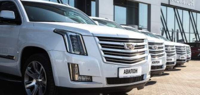 20 лет Cadillac Escalade! 20% выгода на автомобили в наличии в АВИЛОН!