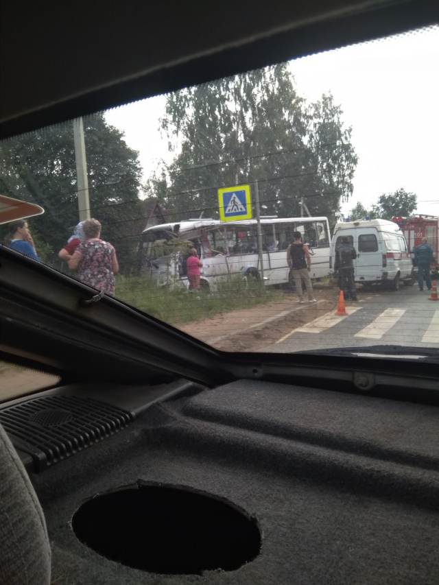 Три человека погибли в ДТП с микроавтобусом в Ленобласти Три человека погибли в ДТП с микроавтобусом в Ленобласти (2)