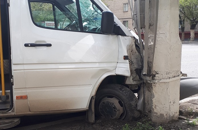 Пассажиры маршрутки пострадали в ДТП в Волгограде Пассажиры маршрутки пострадали в ДТП в Волгограде (2)