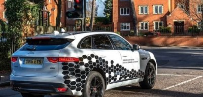Беспилотные автомобили Land Rover учатся «общаться» на дорогах Британии