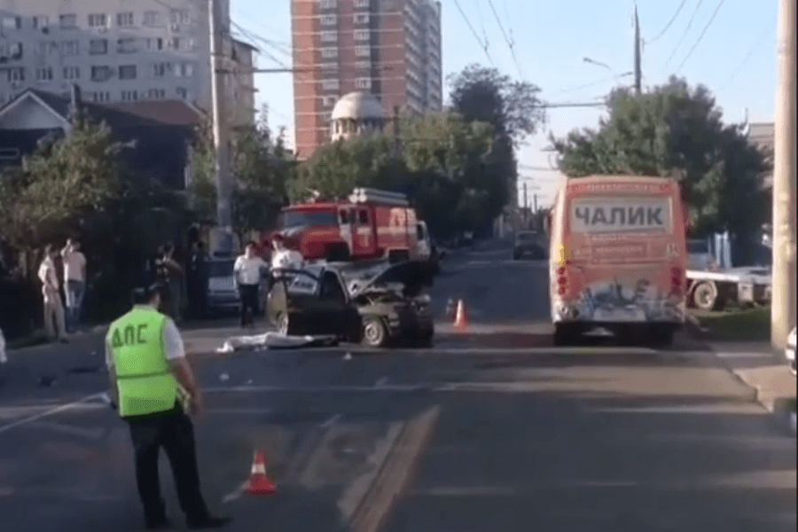 В Краснодаре в ДТП с такси погиб человек В Краснодаре в ДТП с такси погиб человек