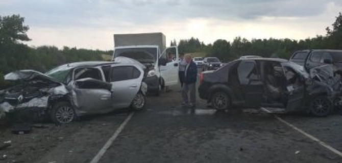 В массовом ДТП под Саратовом один человек погиб и шестеро пострадали