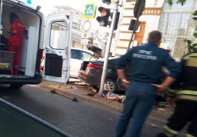 В Краснодаре после ДТП иномарка сбила женщину на тротуаре В Краснодаре после ДТП иномарка сбила женщину на тротуаре