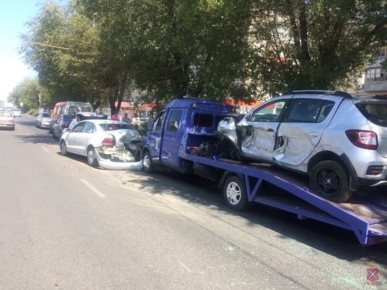 В массовом ДТП на севере Волгограда пострадали четыре человека В массовом ДТП на севере Волгограда пострадали четыре человека