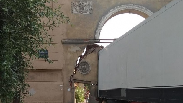 В Петербурге фура снесла арку XIX века В Петербурге фура снесла арку XIX века (1)