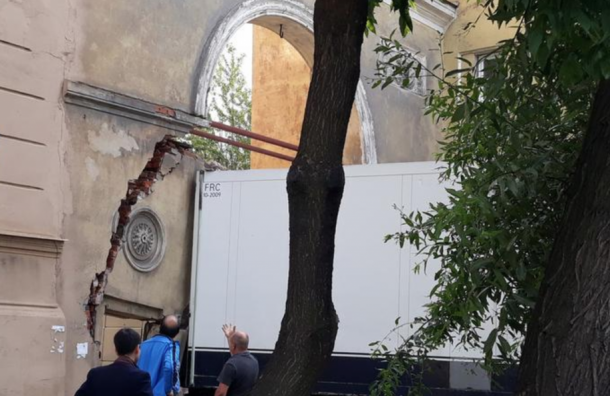 В Петербурге фура снесла арку XIX века В Петербурге фура снесла арку XIX века (2)