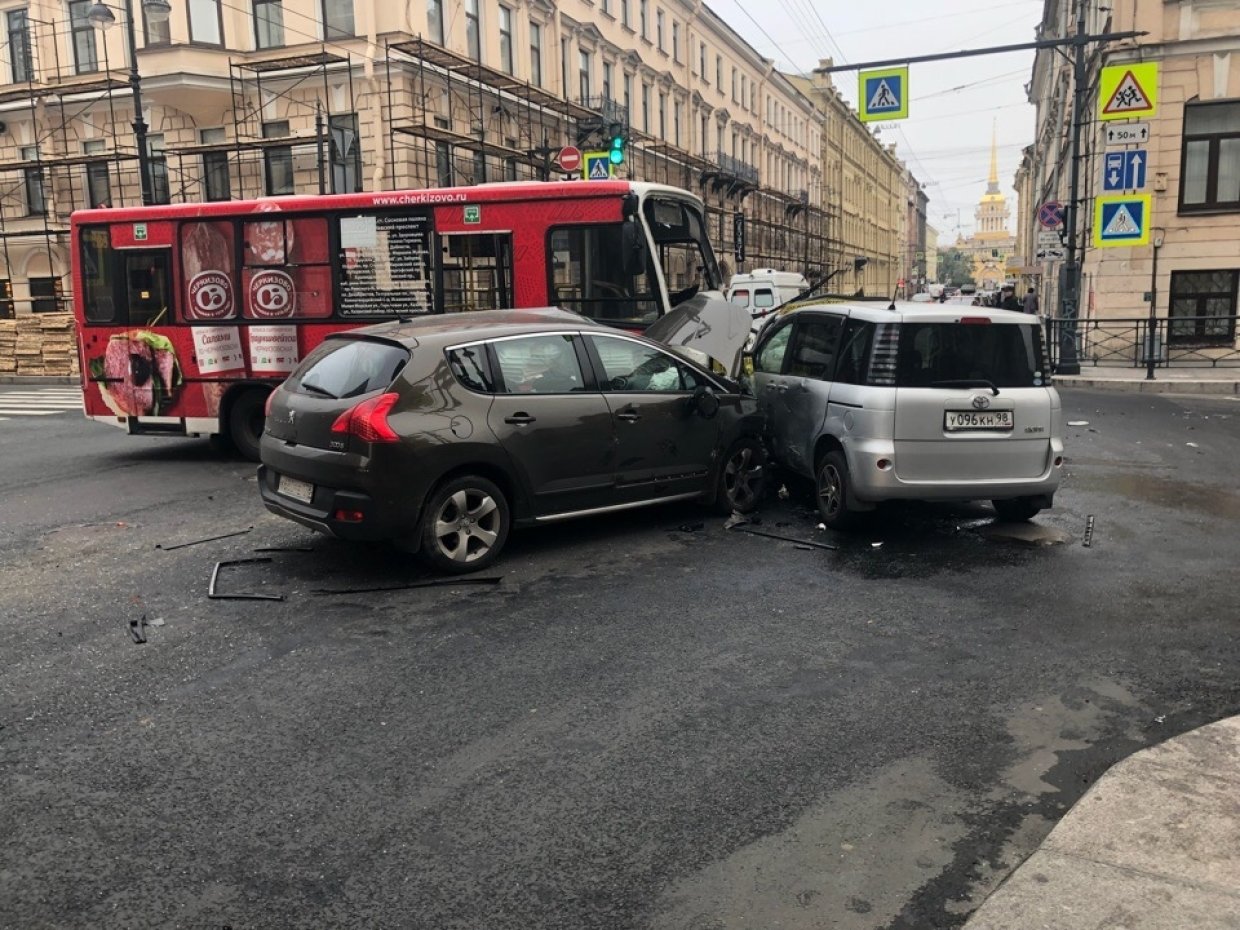 В Петербурге в ДТП с маршруткой пострадал человек В Петербурге в ДТП с маршруткой пострадал человек (2)