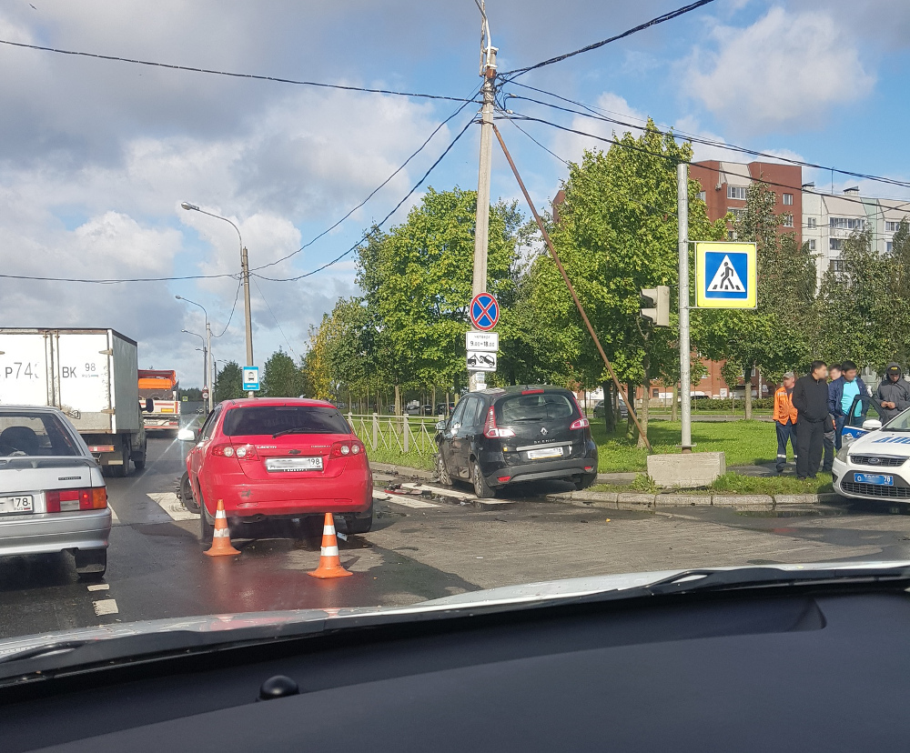 Женщина и ребенок пострадали в ДТП в Колпино Женщина и ребенок пострадали в ДТП в Колпино (3)