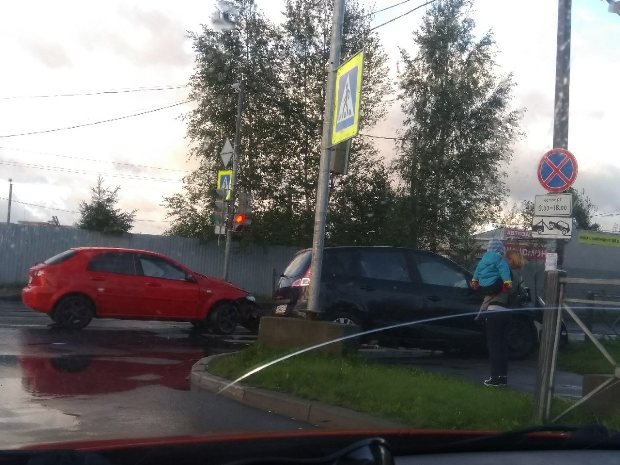 Женщина и ребенок пострадали в ДТП в Колпино Женщина и ребенок пострадали в ДТП в Колпино (1)