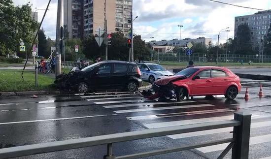 Женщина и ребенок пострадали в ДТП в Колпино Женщина и ребенок пострадали в ДТП в Колпино (2)