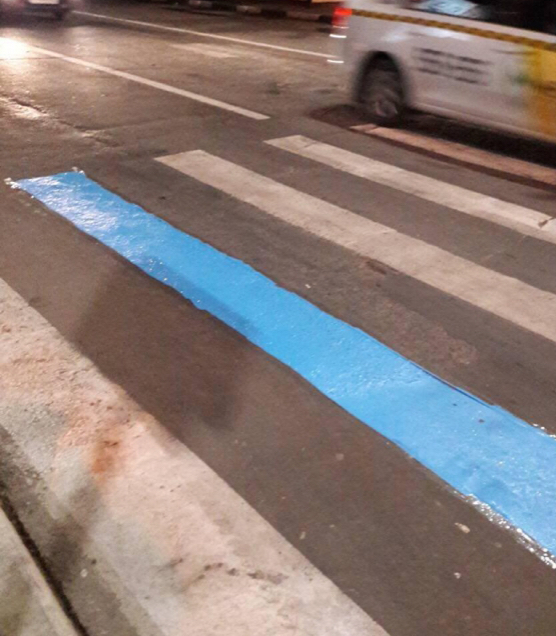 В Саратове "зебру" покрасили в синий цвет
