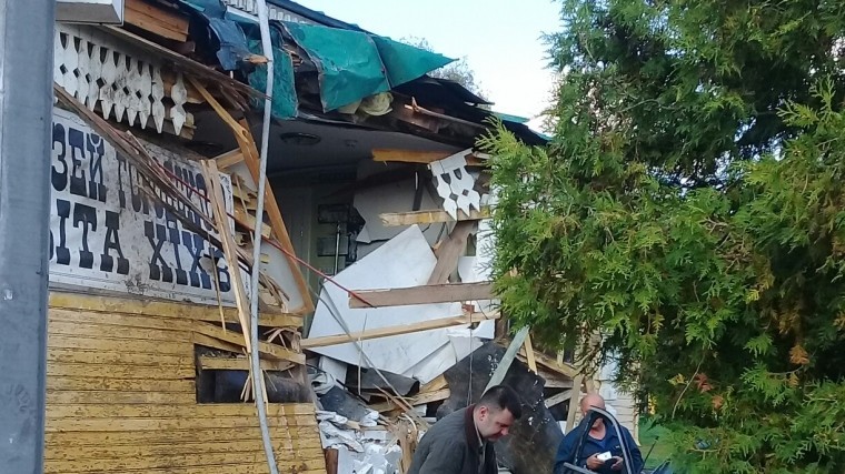 В Угличе "Мерседес" врезался в здание старого деревянного музея В Угличе "Мерседес" врезался в здание старого деревянного музея 1