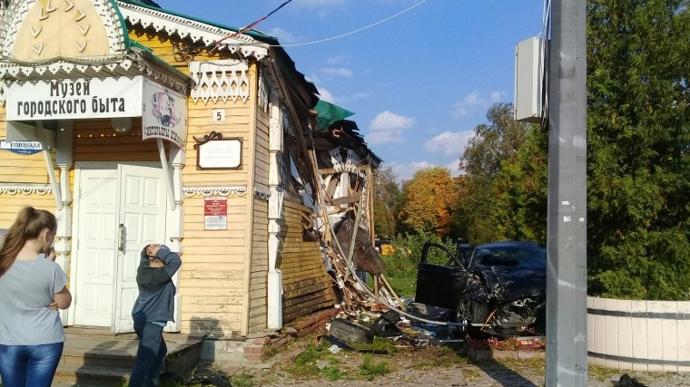 В Угличе "Мерседес" врезался в здание старого деревянного музея В Угличе "Мерседес" врезался в здание старого деревянного музея 2