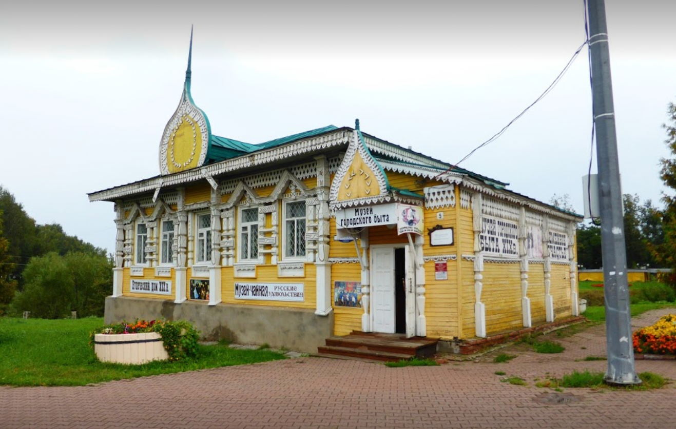 В Угличе "Мерседес" врезался в здание старого деревянного музея Музей городского быта Углич