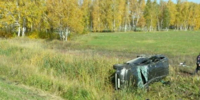 Под Омском в ДТП с опрокинувшейся иномаркой погиб человек Под Омском в ДТП с опрокинувшейся иномаркой погиб человек
