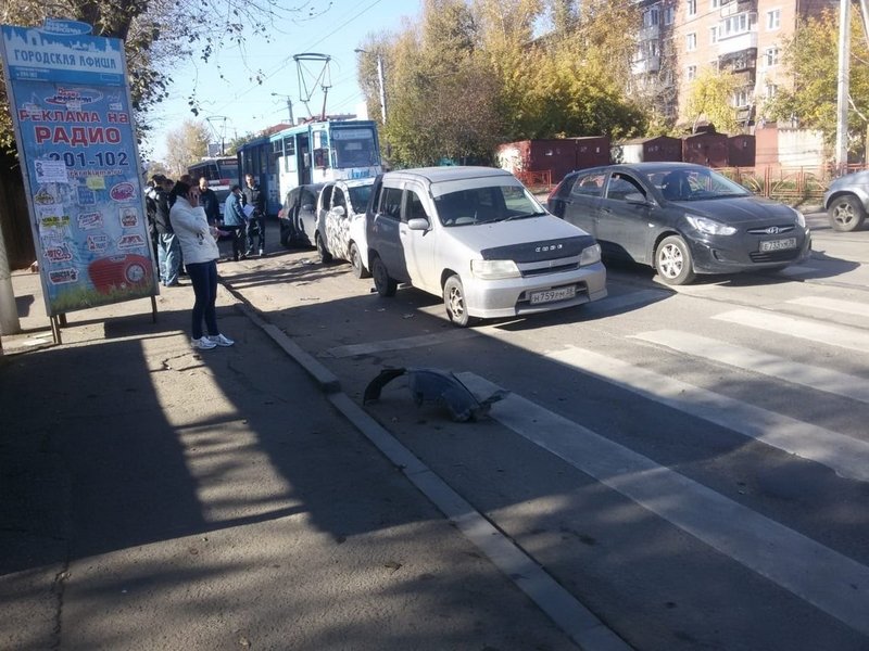 Три человека пострадали в массовом ДТП в Иркутске Три человека пострадали в массовом ДТП в Иркутске (1)