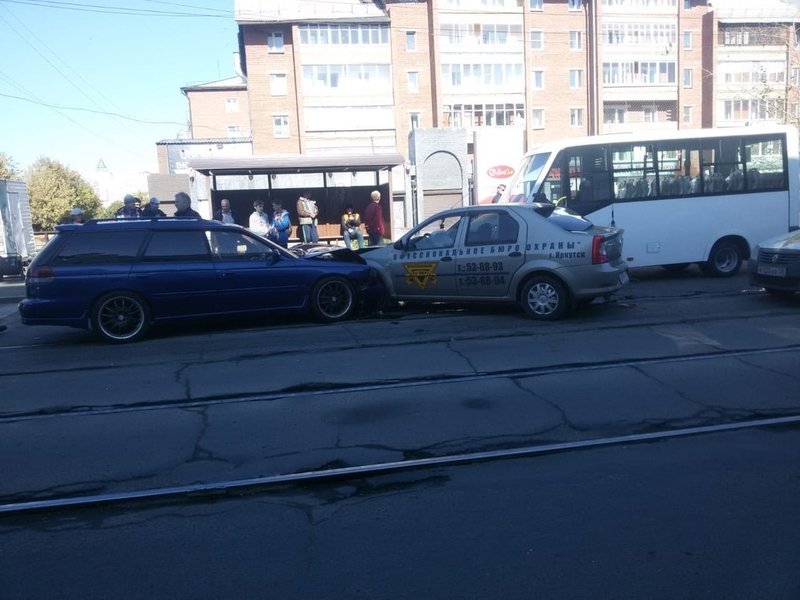 Три человека пострадали в массовом ДТП в Иркутске Три человека пострадали в массовом ДТП в Иркутске (2)