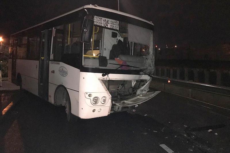 Четыре человека пострадали в ДТП с автобусом в Сочи Четыре человека пострадали в ДТП с автобусом в Сочи (1)
