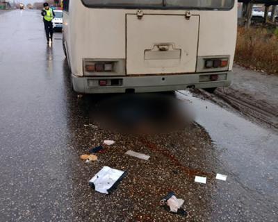 В Рязани автобус насмерть сбил женщину В Рязани автобус насмерть сбил женщину (1)