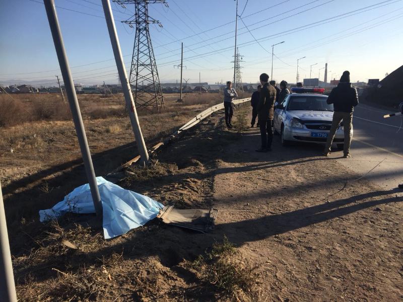 В Бурятии пассажирка автобуса погибла, выпав на дорогу В Бурятии пассажирка автобуса погибла, выпав на дорогу (2)