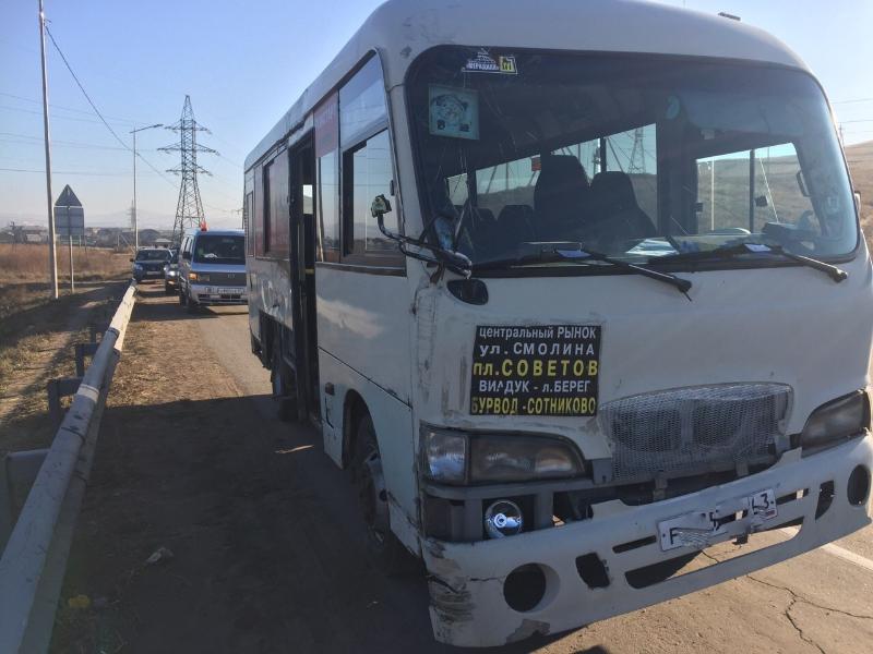 В Бурятии пассажирка автобуса погибла, выпав на дорогу В Бурятии пассажирка автобуса погибла, выпав на дорогу (4)