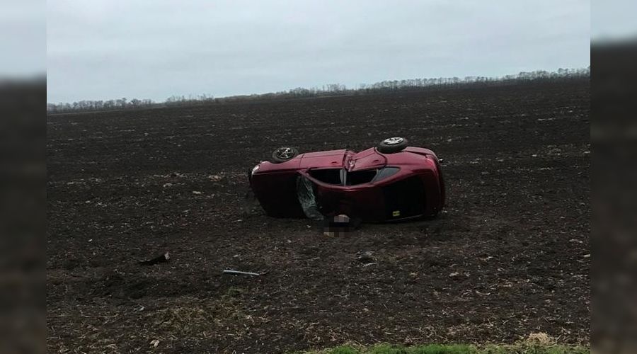 Водитель опрокинувшейся иномарки погиб в Павловском районе Краснодарского края Водитель опрокинувшейся иномарки погиб в Павловском районе Краснодарского края (1)