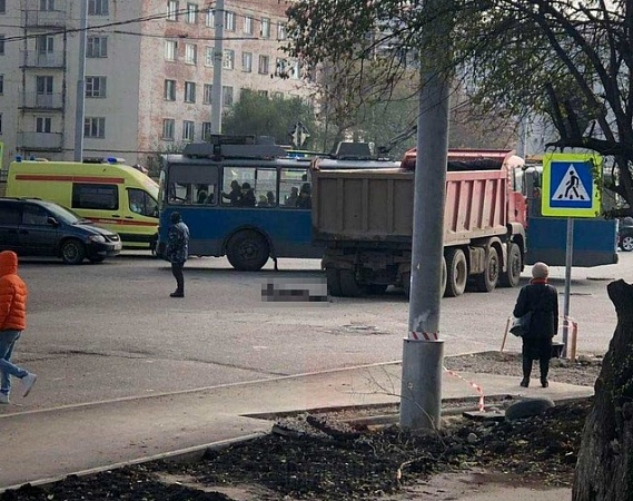 В Краснодаре грузовик насмерть задавил женщину В Краснодаре грузовик насмерть задавил женщину (1)