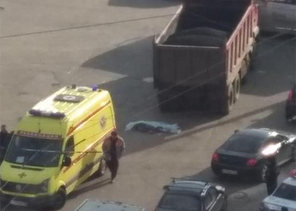 В Краснодаре грузовик насмерть задавил женщину В Краснодаре грузовик насмерть задавил женщину (2)