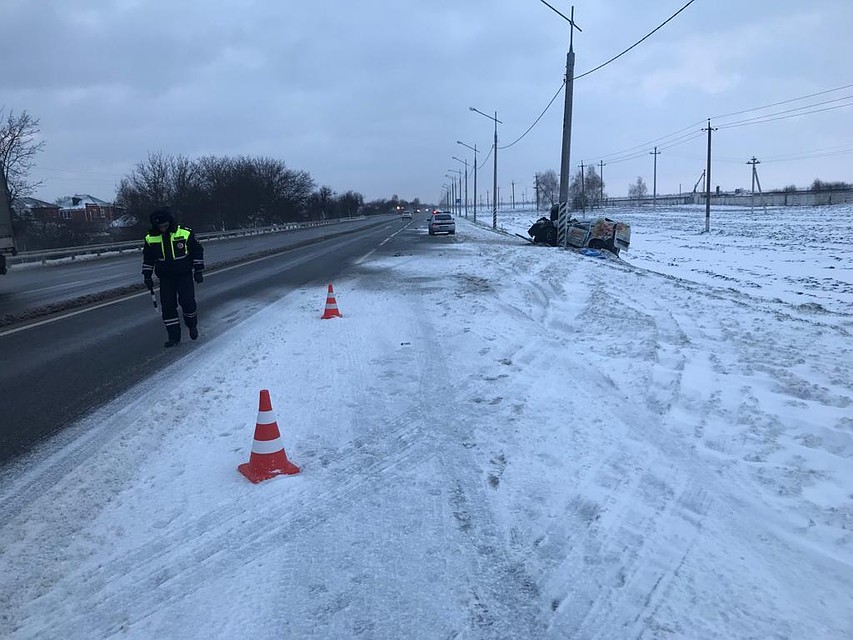 Под Краснодаром автомобиль врезался в столб – погиб 22-летний водитель Под Краснодаром автомобиль врезался в столб – погиб 22-летний водитель