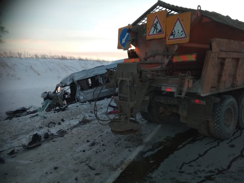 Водитель микроавтобуса погиб в ДТП со снегоуборочным КамАЗом в Новосибирской области Водитель микроавтобуса погиб в ДТП со снегоуборочным КамАЗом в Новосибирской области