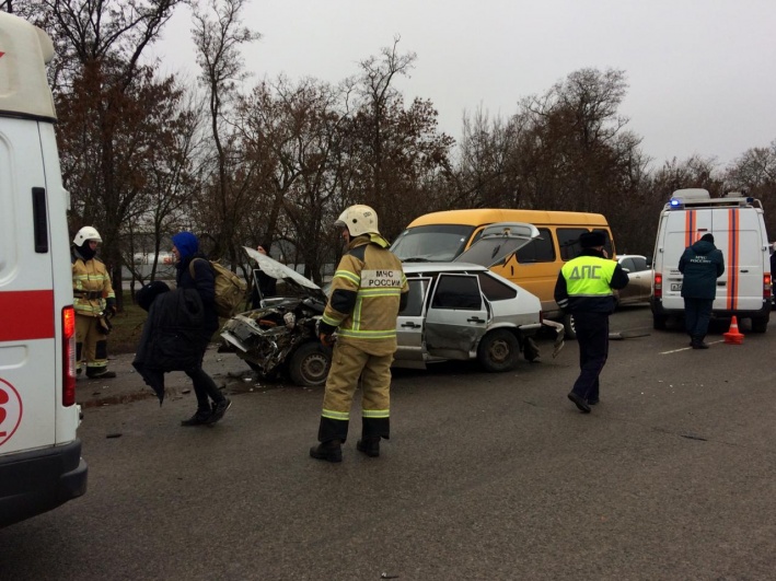 Два человека пострадали в массовом ДТП на трассе Азов – Ростов Два человека пострадали в массовом ДТП на трассе Азов – Ростов