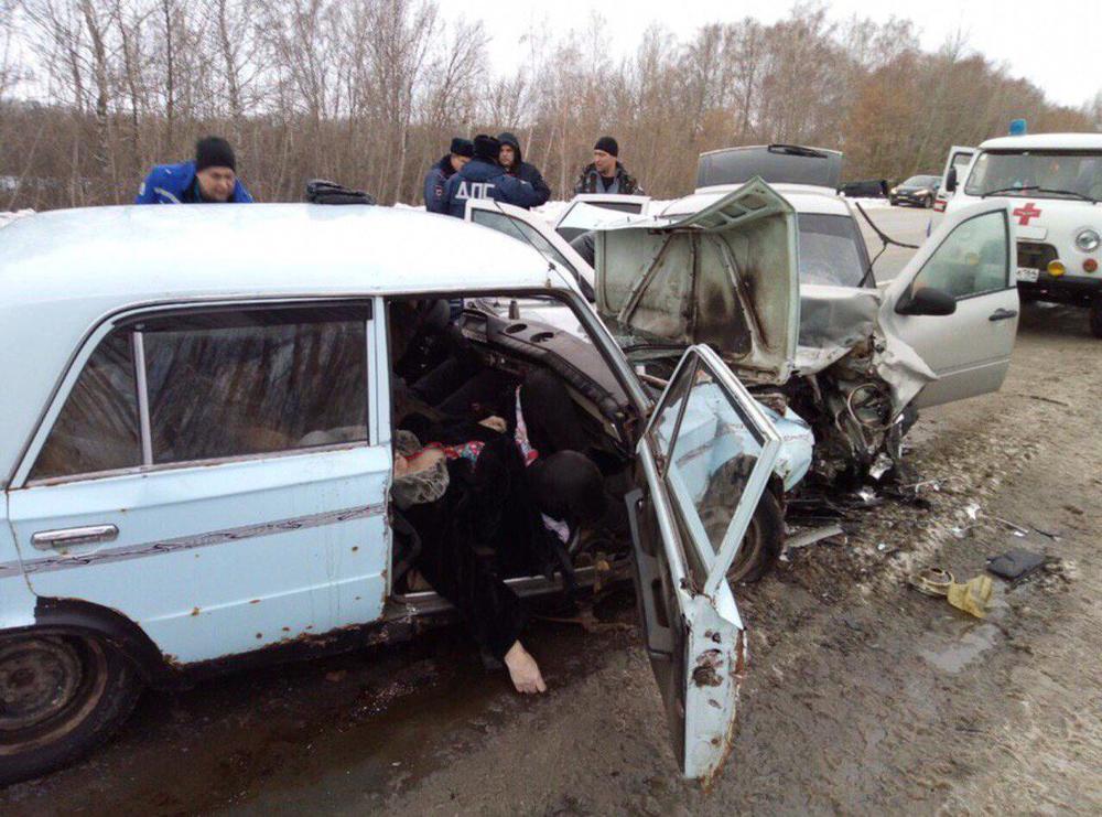 Женщина погибла в ДТП под Саратовом Женщина погибла в ДТП под Саратовом (1)