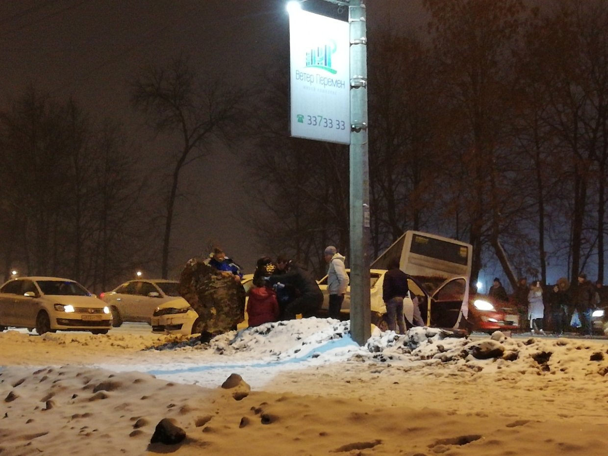 Два человека пострадали в ДТП с автобусом на Таллинском шоссе Два человека пострадали в ДТП с автобусом на Таллинском шоссе (2)