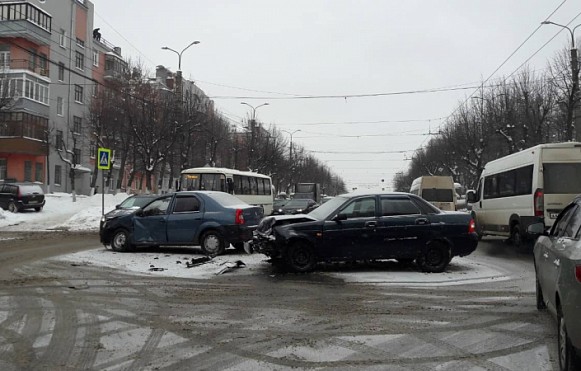 Три человека пострадали в ДТП в Иванове Три человека пострадали в ДТП в Иванове