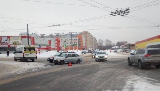 Пассажирка маршрутки пострадала в ДТП в Йошкар-Оле Пассажирка маршрутки пострадала в ДТП в Йошкар-Оле