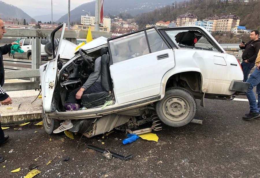 В Сочи ВАЗ врезался в забор – водитель погиб В Сочи ВАЗ врезался в забор – водитель погиб