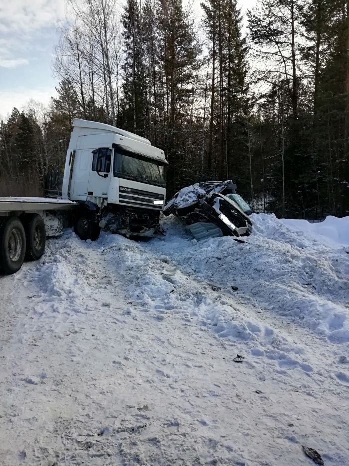 В ДТП с фурой под Качканаром погиб человек В ДТП с фурой под Качканаром погиб человек (1)