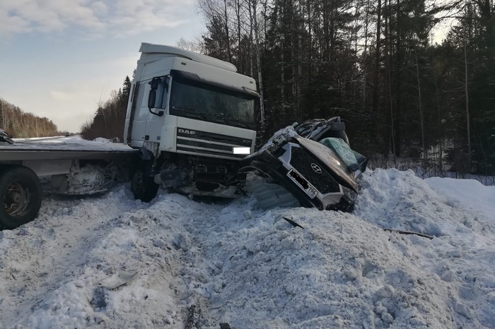 В ДТП с фурой под Качканаром погиб человек В ДТП с фурой под Качканаром погиб человек (1)