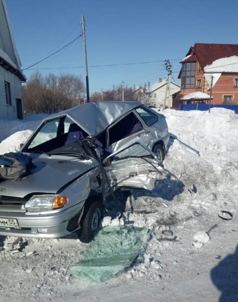 Водитель ВАЗа погиб в ДТП в Омской области