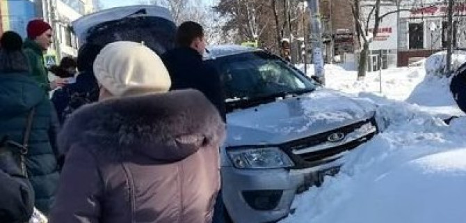 В Ижевске водитель «Лады» сбил женщину и ребенка на тротуаре