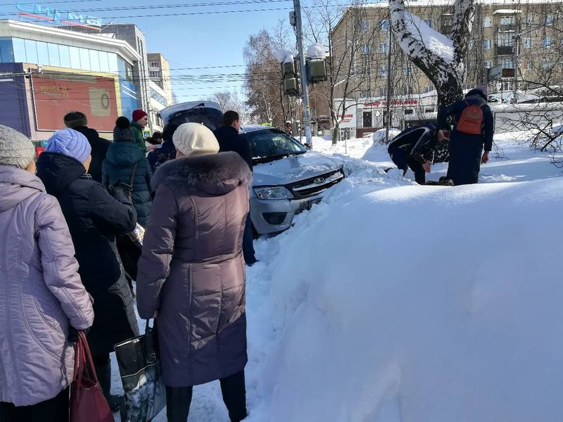 В Ижевске водитель «Лады» сбил женщину и ребенка на тротуаре В Ижевске водитель «Лады» сбил женщину и ребенка на тротуаре